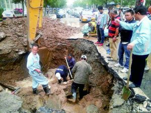 電線下沉壓爆水管 淹路面 水管爆裂搶險(xiǎn)現(xiàn)場(chǎng)